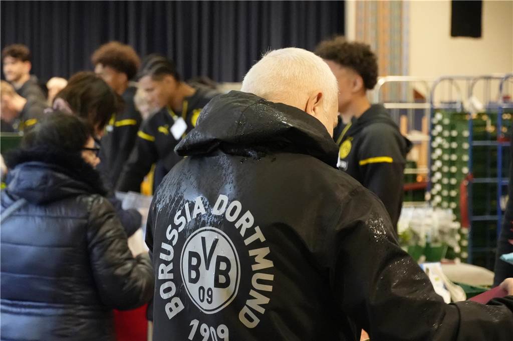 BVB U19 verteilt Lebensmittel bei der Tafel in Dortmund-Körne.