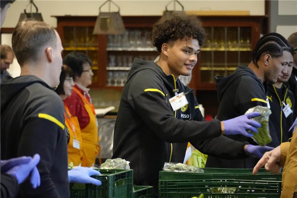 BVB U19 verteilt Lebensmittel bei der Tafel in Dortmund-Körne.
