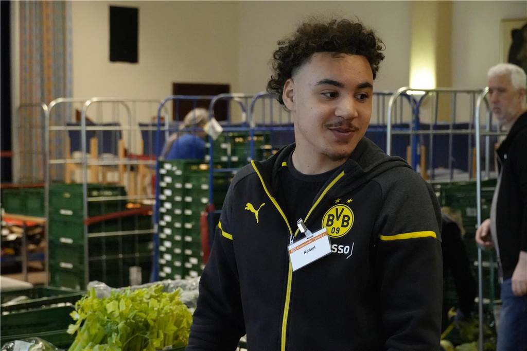 BVB U19 verteilt Lebensmittel bei der Tafel in Dortmund-Körne.
