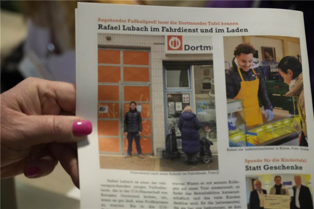 BVB U19 verteilt Lebensmittel bei der Tafel in Dortmund-Körne.