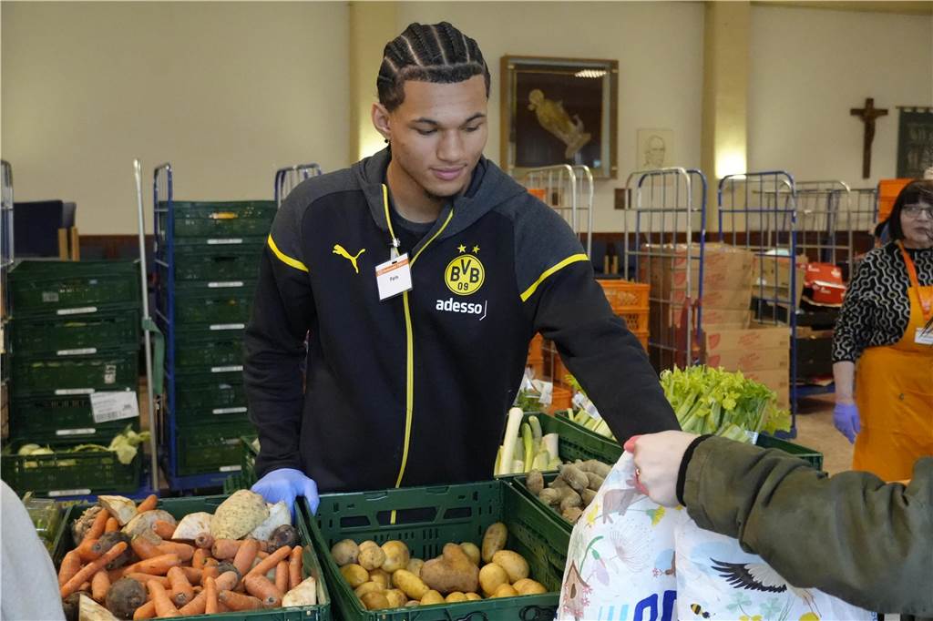 BVB U19 verteilt Lebensmittel bei der Tafel in Dortmund-Körne.