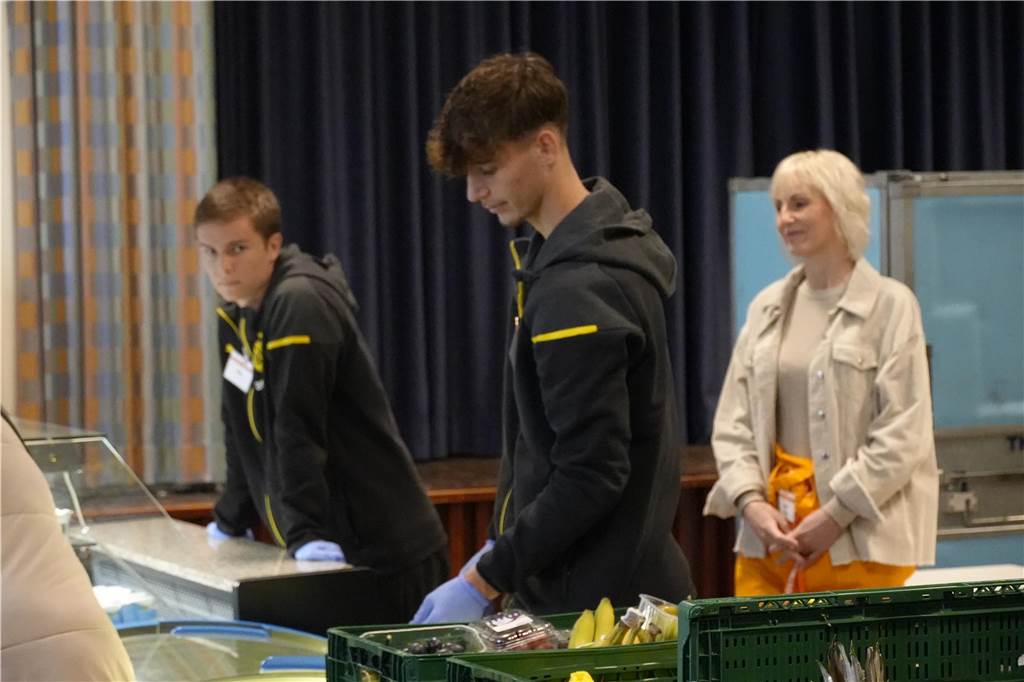 BVB U19 verteilt Lebensmittel bei der Tafel in Dortmund-Körne.