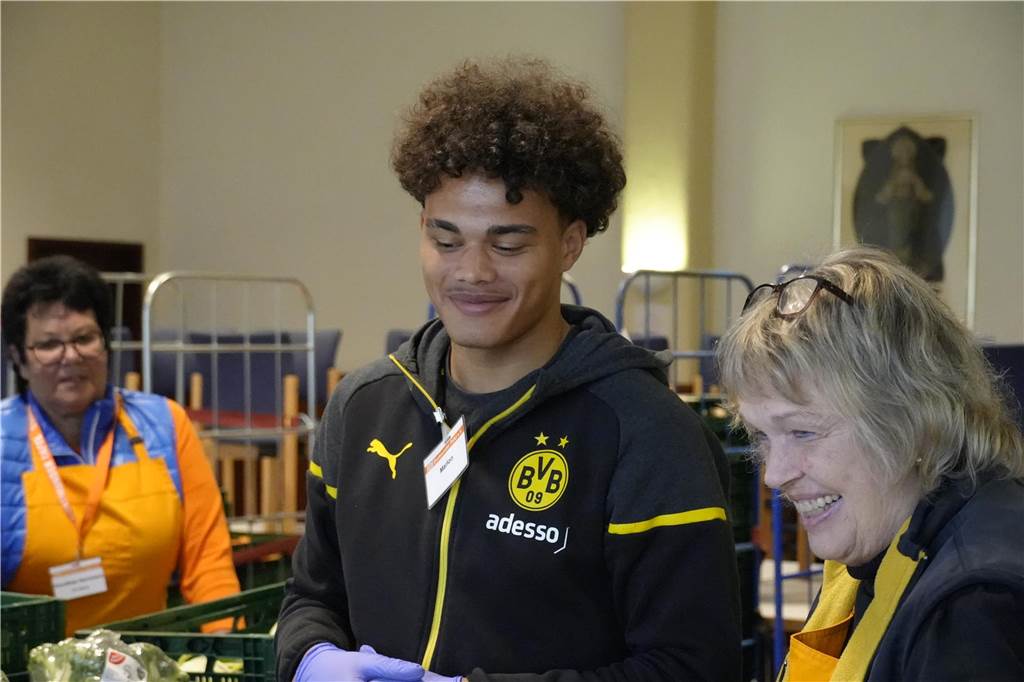 BVB U19 verteilt Lebensmittel bei der Tafel in Dortmund-Körne.