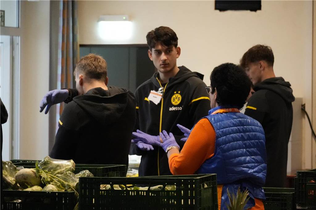 BVB U19 verteilt Lebensmittel bei der Tafel in Dortmund-Körne.