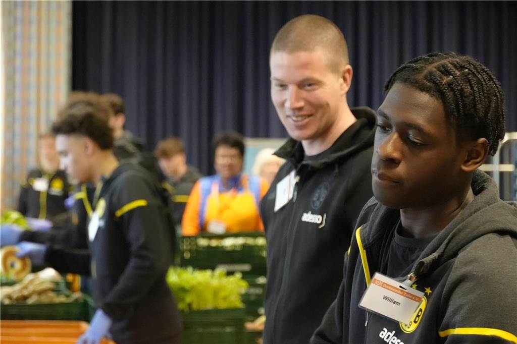 BVB U19 verteilt Lebensmittel bei der Tafel in Dortmund-Körne.