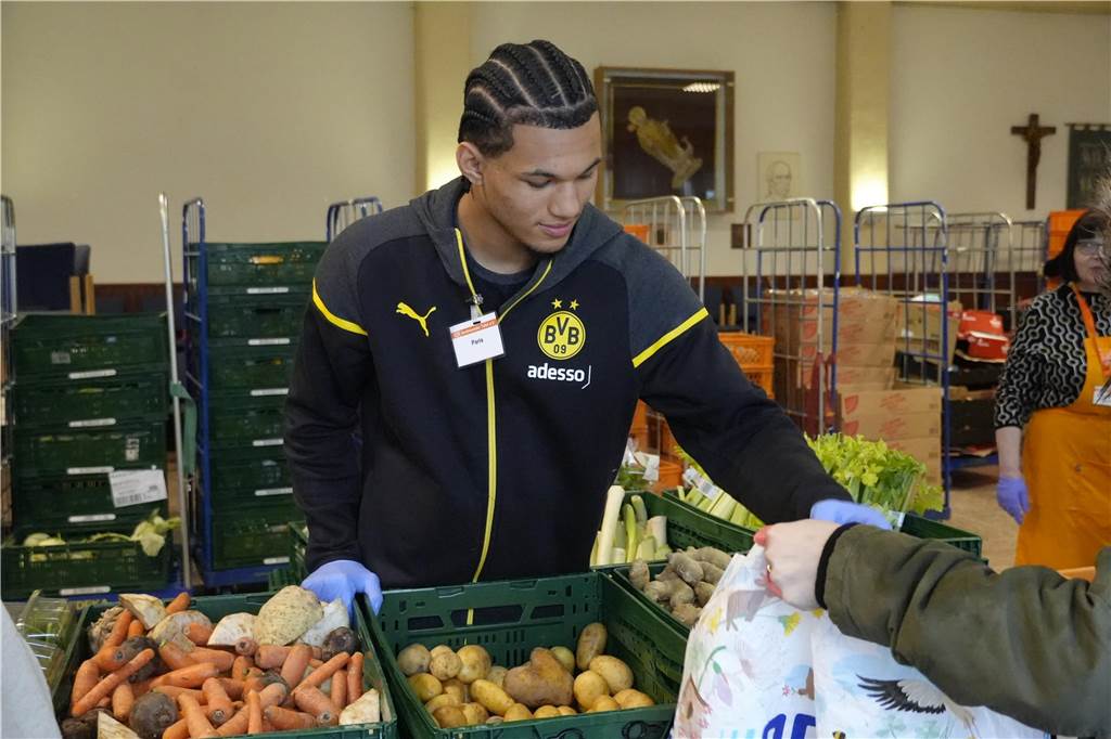 BVB U19 verteilt Lebensmittel bei der Tafel in Dortmund-Körne.