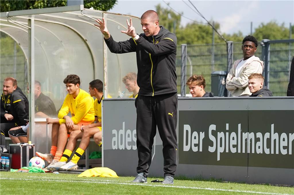 BVB-U19-Trainer Mike Tullberg gestikuliert.