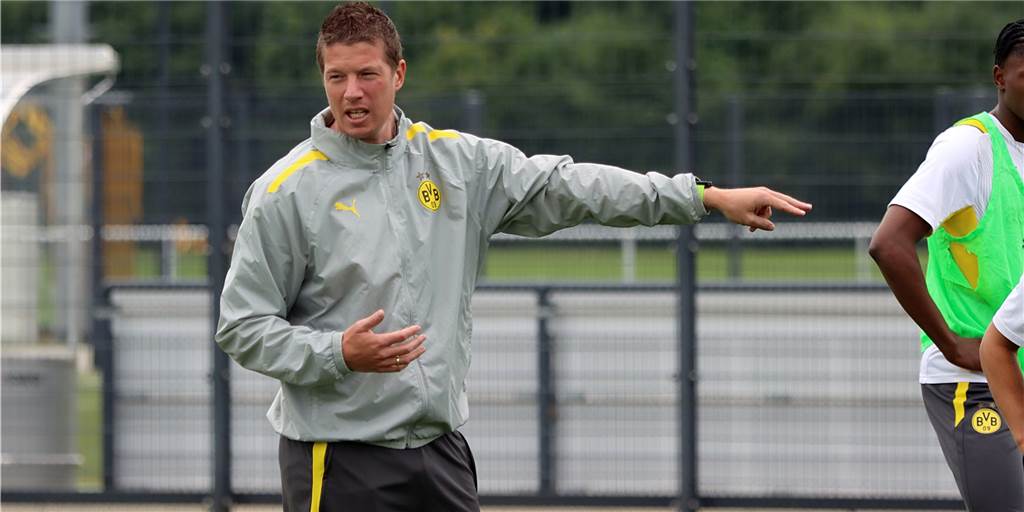 BVB-U19-Trainer Mike Tullberg gibt Anweisungen im Übungsbetrieb.