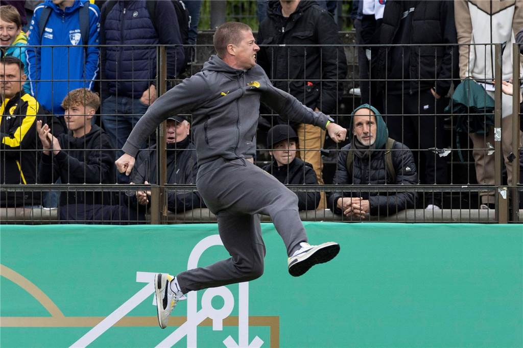 BVB-Trainer Tullberg als Glasner-Nachfolger bei Eintracht Frankfurt: Das ist dran an den Gerüchten Mike Tullberg springt jubelnd in die Luft.