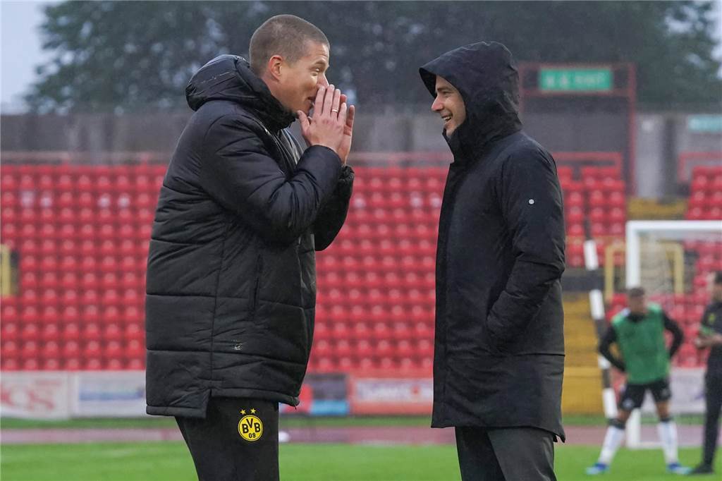 BVB-Nachwuchsboss Lars Ricken im Exklusiv-Interview: „Dann bekomme ich heute noch eine Gänsehaut“ Mike Tullberg redet mit Lars Ricken.