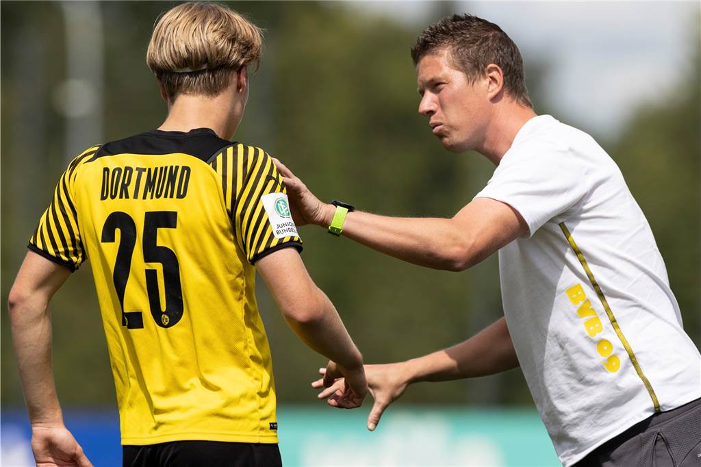 BVB-Youngster Julian Rijkhoff: „Ich mag es, das auf mich zu nehmen“ Julian Rijkhoff im Gespräch mit Trainer Mike Tullberg.