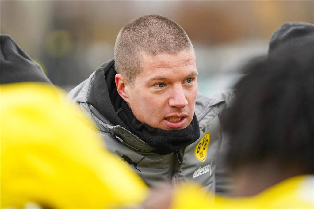 Mike Tullberg spricht mit seinen Spielern.