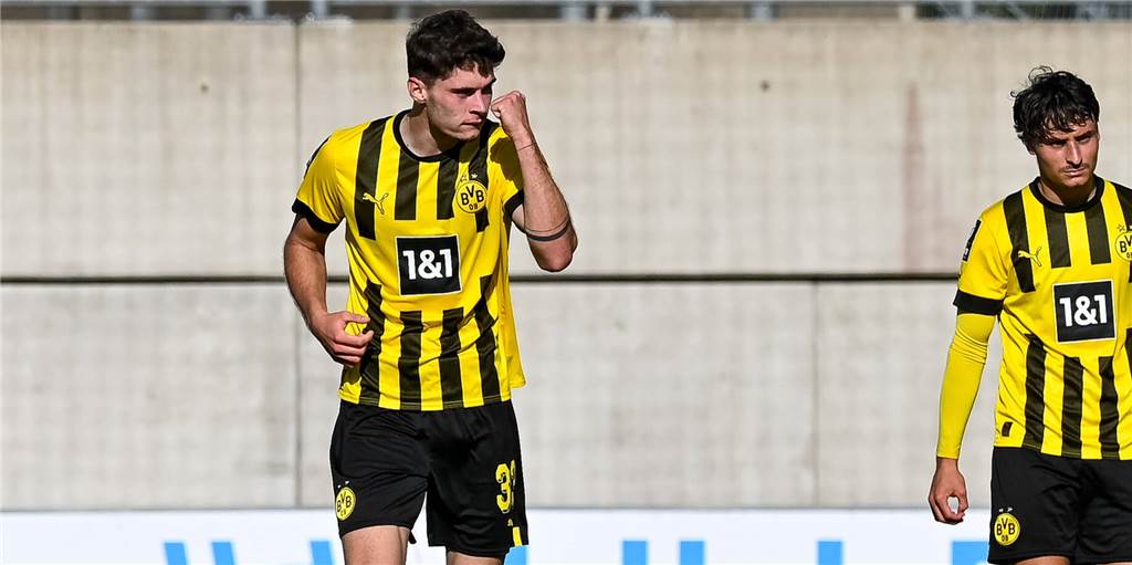 BVB-Stürmer Broschinski und der lange Weg zum ersten Tor: „Danach gelechzt“ BVB-U23-Angreifer Moritz Broschinski ballt die Faust.
