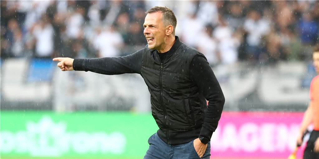 Die Krise ausblenden: BVB-Coach Christian Preußer hat klaren U23-Plan für Zwickau BVB-U23-Coach Christian Preußer steht im Regen am Spielfeldrand und gestikuliert.