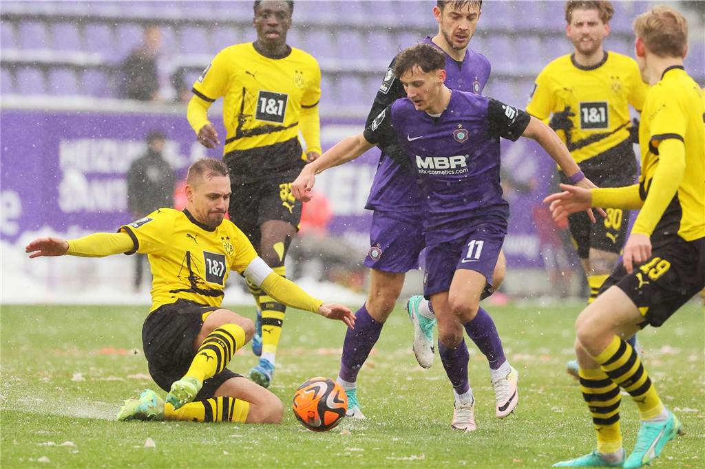 BVB-U23 rutscht nach 0:2 in Aue auf Rang elf ab: „Das müssen wir einfach lernen“ Franz Pfanne im Zweikampf.