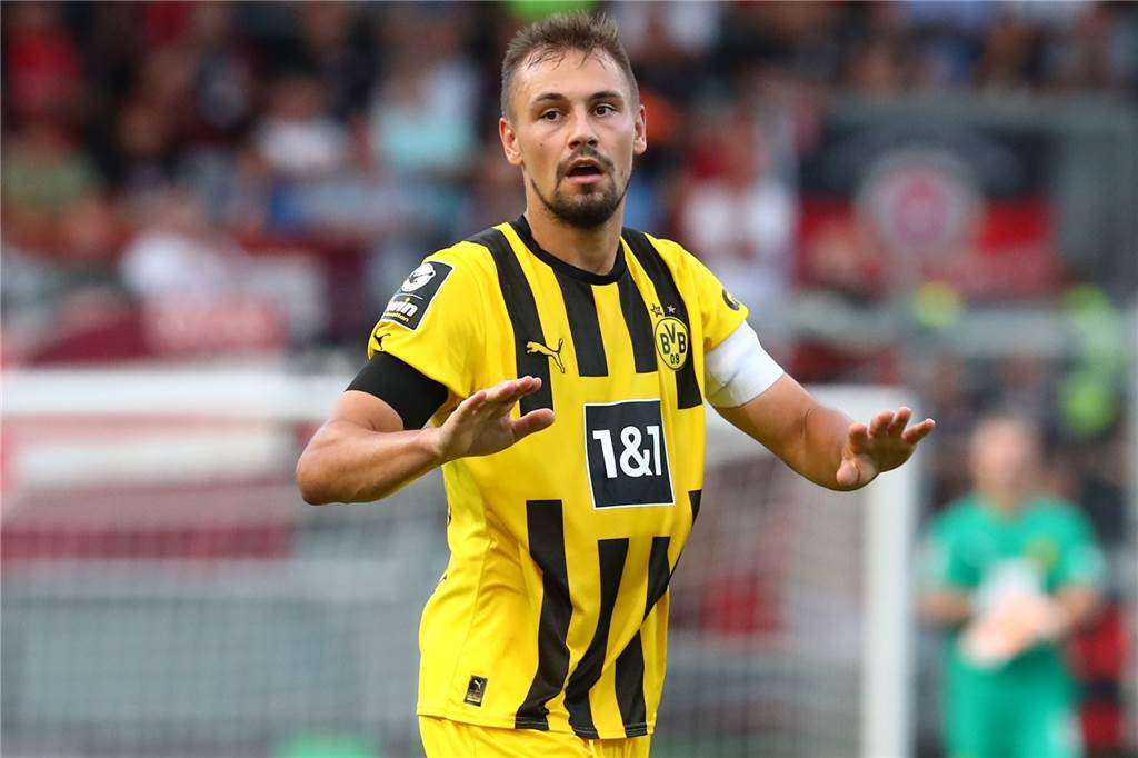 Für die BVB-U23 wird die Luft in der 3. Liga dünner: „Wir wandeln auf einem schmalen Grat“ Franz Pfanne gibt Anweisungen.
