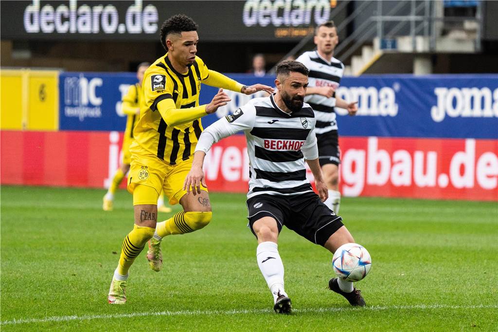 Mangelhafte Chancenverwertung wird BVB-U23 zum Verhängnis: Verdientes 1:2 gegen Verl Justin Njinmah im Zweikampf.