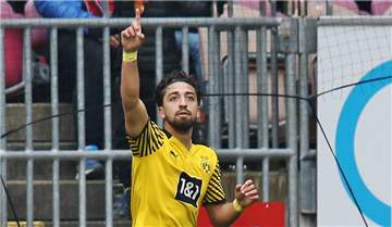 BVB-U23-Spieler Immanuel Pherai jubelt und zeigt nach oben.