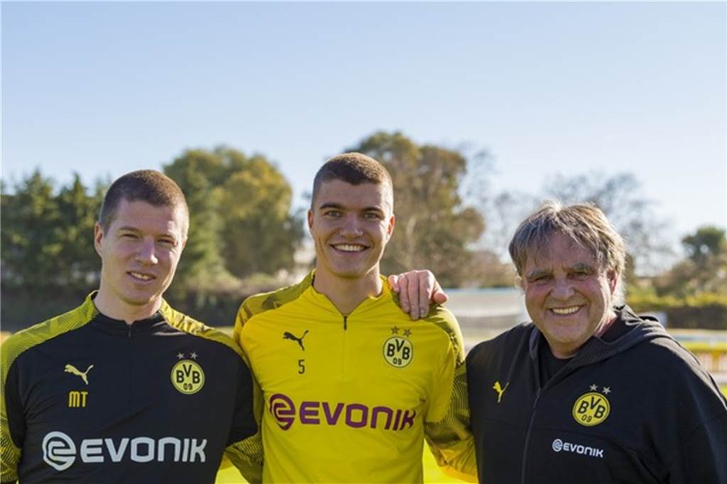 Sogar BVB-Kapitän Marco Reus ist von U23-Spieler Chris Führich beeindruckt BVB-U23-Spieler Maximilian Hippe (M.), hier mit Trainer Mike Tullberg (l.) und Team-Manager Ingo Preuß (r.).
