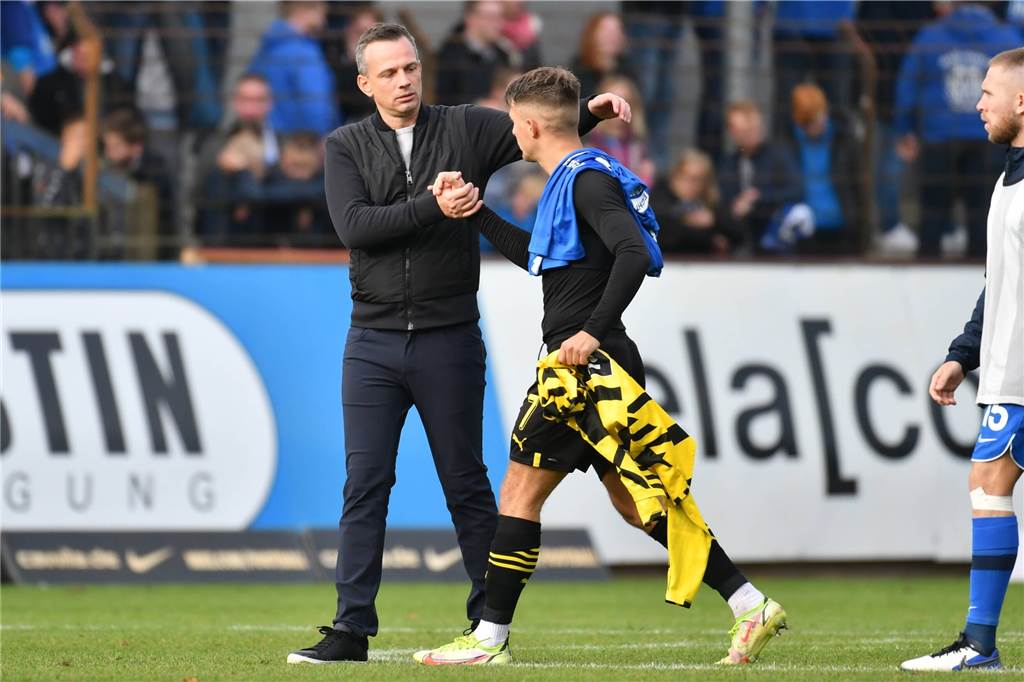 BVB-U23 kämpft sich aus dem Tabellenkeller: „Absolut erfreuliche Richtung“ Christian Preußer klatscht mit Marco Pasalic ab.