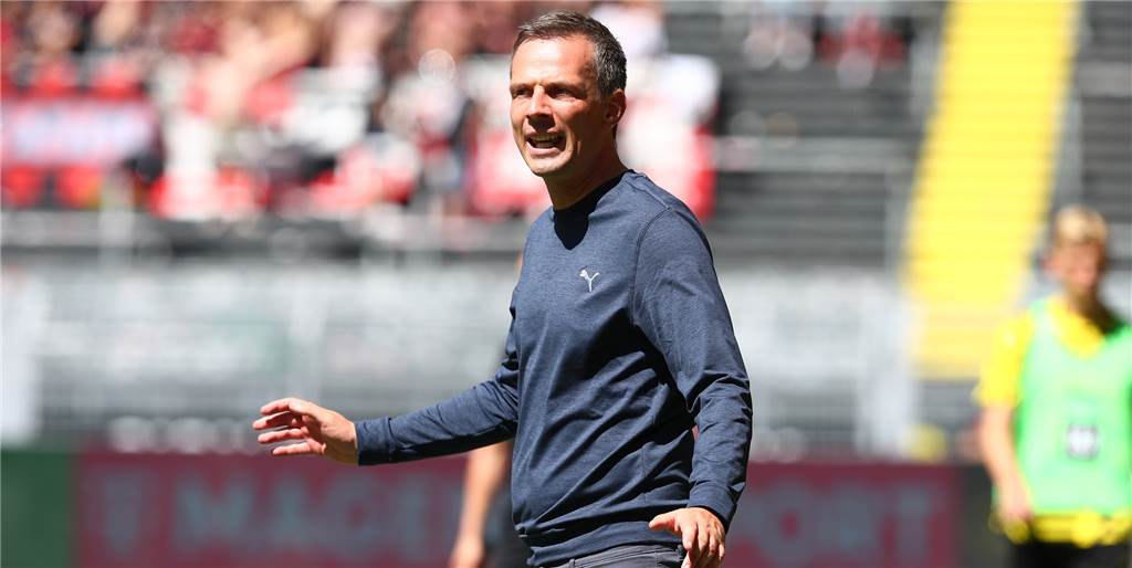 BVB-U23-Trainer Christian Preußer: Heimspiel gegen die alte Liebe Christian Preußer gibt Anweisungen am Spielfeldrand.