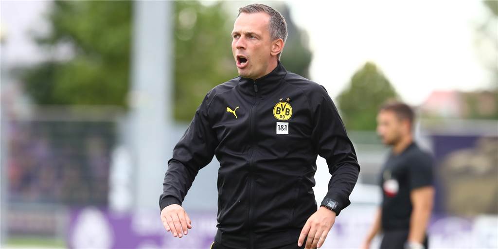 Saisonstart in Wiesbaden: Ein Mount-Everest-Bezwinger als Sinnbild für die BVB-U23 Christian Preußer gibt Anweisungen.