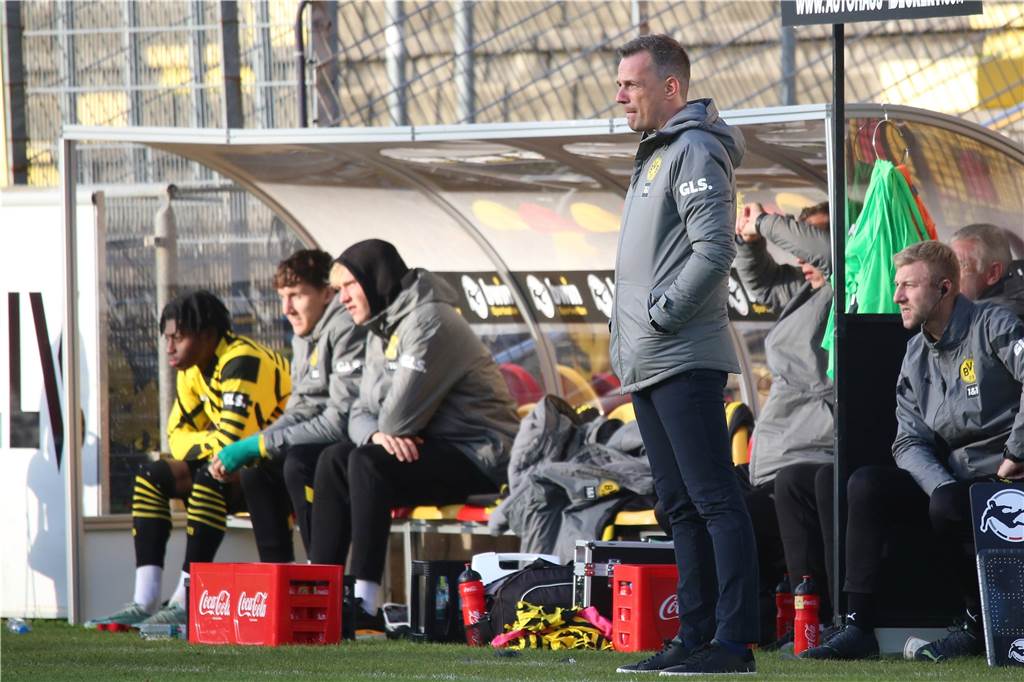 Elversberg ist für die BVB-U23 eine Nummer zu groß: Lotka verhindert Schlimmeres BVB-U23-Trainer Christian Preußer steht an der Seitenlinie.
