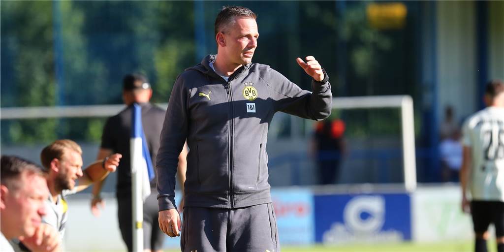BVB-U23 startet ins Trainingslager: Daran will Trainer Christian Preußer arbeiten Christian Preußer blickt gegen die Sonne.