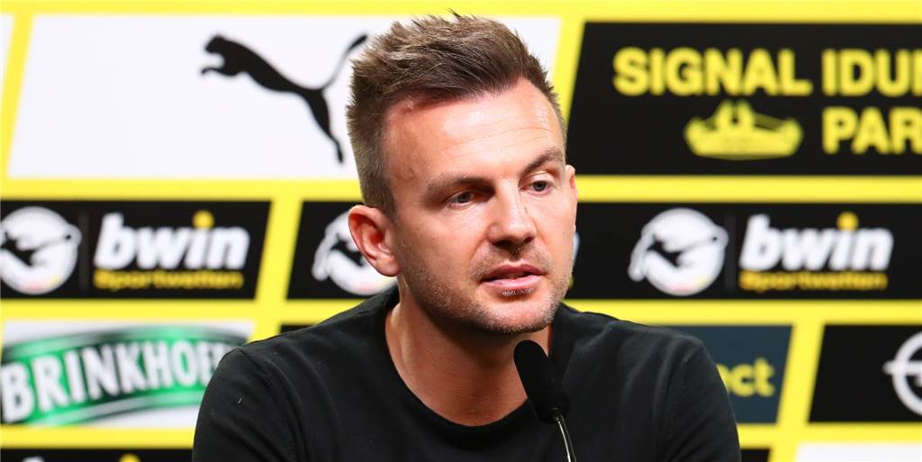 BVB-Trainer wird trotz Dementi mit anderen Klubs in Verbindung gebracht – Preuß äußert sich BVB-U23-Trainer Enrico Maaßen spricht auf einer Pressekonferenz.