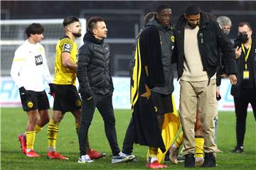 BVB-U23-Trainer Enrico Maaßen (Mitte) muss voraussichtlich noch einige Zeit ohne Soumaila Coulibaly (Zweiter von rechts) auskommen.
