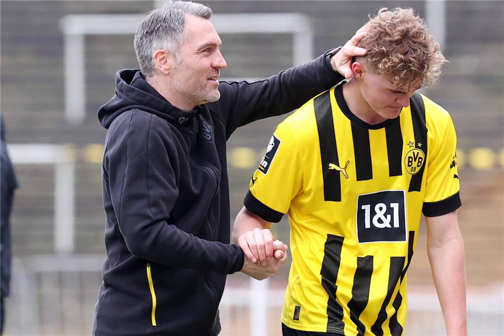 BVB-Talente und der zweite Bildungsweg: „Das ist das genau das, wofür unsere U23 stehen soll“ Jan Zimmermann klatscht mit Tom Rothe ab.