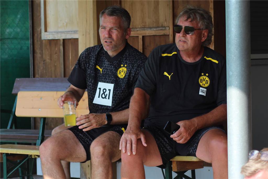 BVB-U23 startet bei Preußen Münster in die Saison: Wir beantworten vorab alle wichtigen Fragen Jan Zimmermann und Ingo Preuß sitzen auf einer Bank.