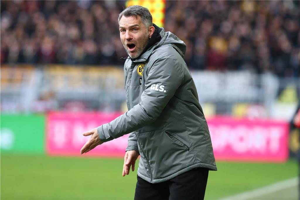 Jan Zimmermann regt sich am Spielfeldrand auf.