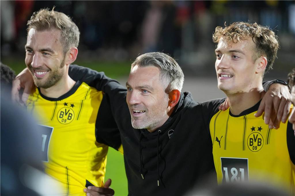 BVB-U23 trotzt widrigen Umständen: Hettwer-Abhängigkeit könnte zum Problem werden Jan Zimmermann umarmt Michael Eberwein und Yannik Lührs.