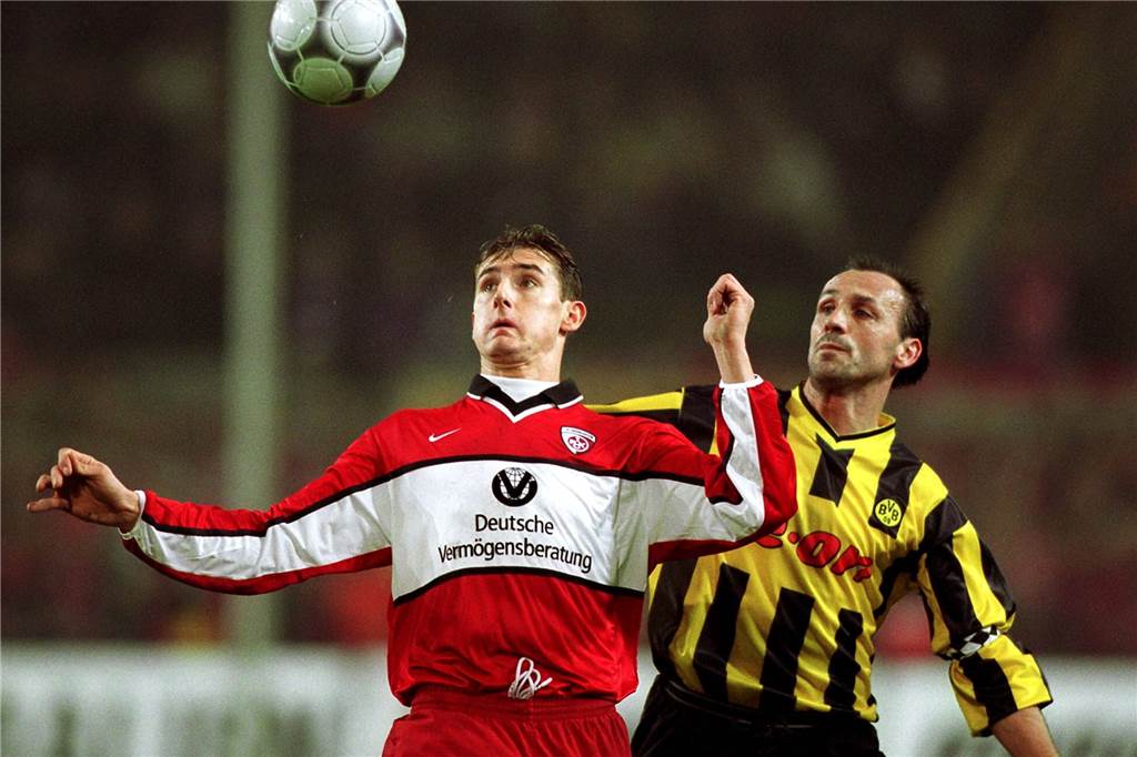 BVB-Legende Jürgen Kohler: Darum ist Erling Haaland noch kein Weltklassespieler BVB-Verteidiger Jürgen Kohler (r.) verteidigt gegen Lauterns Miroslav Klose.