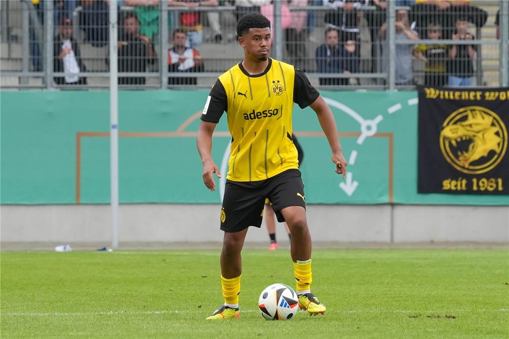 Leonardo Posadas führt den Ball.