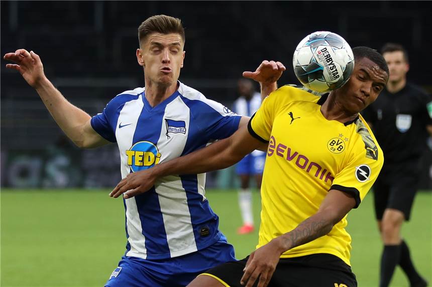 Hertha BSC - BVB im TV, Live-Stream und Live-Ticker: So sehen Sie das Spiel BVB-Verteidiger Manuel Akanji (r.) in Aktion gegen Krzysztof Piatek von Hertha BSC.