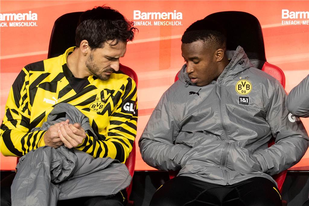 Platz auf der Bank - Vertrag läuft aus: Wie geht es für BVB-Verteidiger Mats Hummels weiter? Die BVB-Profis Mats Hummels und Youssoufa Moukoko sitzen auf der Bank.