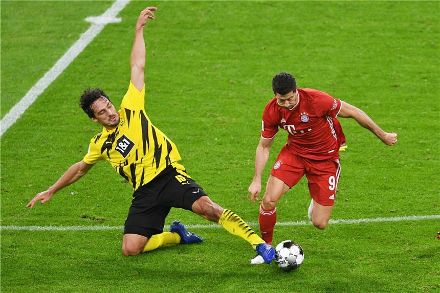 Elfmeter in der Bundesliga: BVB-Verteidiger Hummels feuert Debatte an BVB-Verteidiger Mats Hummels (l.) im Zweikampf mit Bayerns Stürmer Robert Lewandowski.