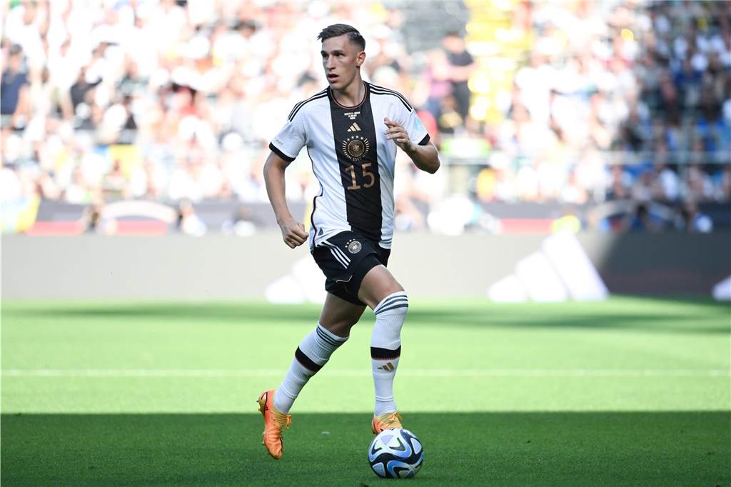 Nico Schlotterbeck hat den Ball am Fuß.