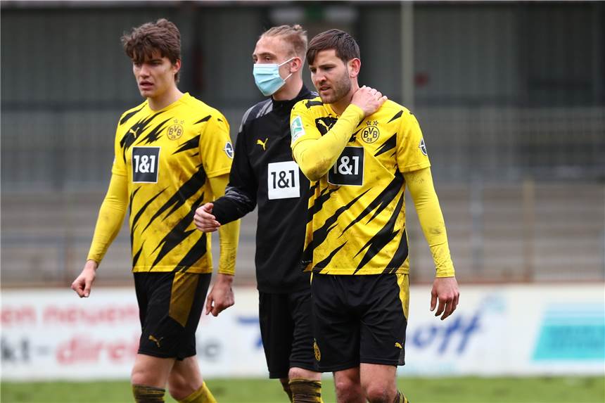 BVB-U23 verspielt beim Tabellenletzten Ahlen große Chance: „Ist auch ein gewonnener Punkt“ BVB-Verteidiger Niklas Dams (r.) und seine Borussen waren nach dem 1:1-Remis in Ahlen enttäuscht.