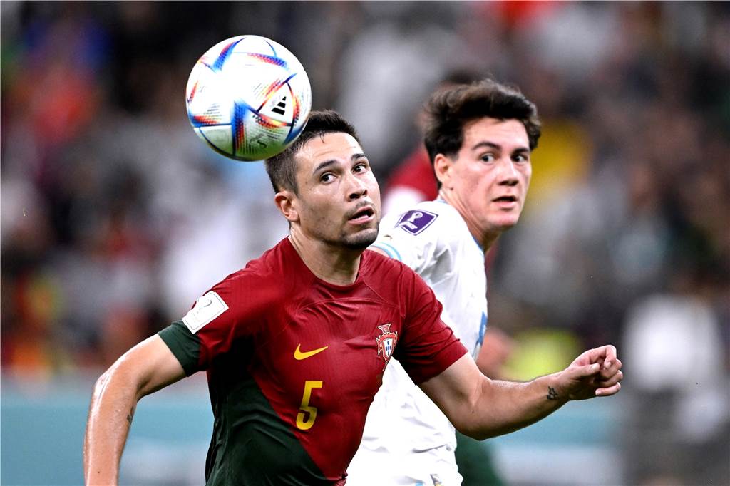 Nach der WM-Vorrunde : Die Leistungen der BVB-Profis unter der Lupe Raphael Guerreiro blickt in Richtung des Balls.