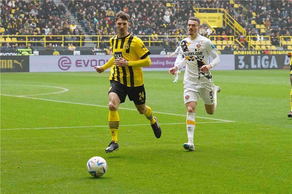 BVB-Profi Thomas Meunier hilft freiwillig bei U23 aus: Sein Umgang mit der Reservistenrolle Thomas Meunier läuft zum Ball.