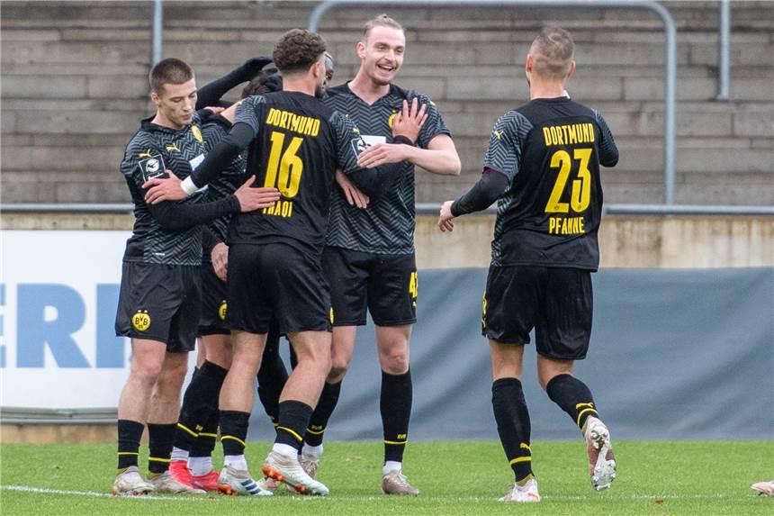 BVB-U23 setzt Ausrufezeichen in Deventer - Youngster Fink trifft sofort BVB-Youngster Bradley Fink (M.) bejubelt seinen Treffer gegen Deventer.