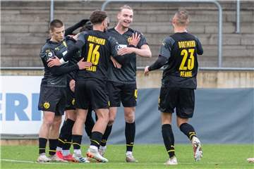 BVB-Youngster Bradley Fink (M.) bejubelt seinen Treffer gegen Deventer.
