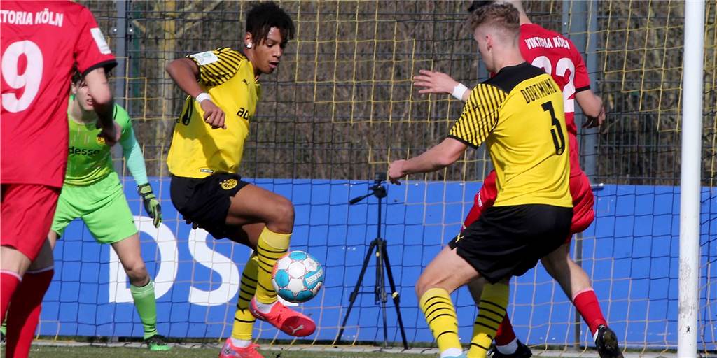 BVB-Coach streicht Youngster aus U19-Kader: „Eine Sache zwischen ihm und mir“ BVB-Youngster Filippo Mane wehrt einen Ball ab.