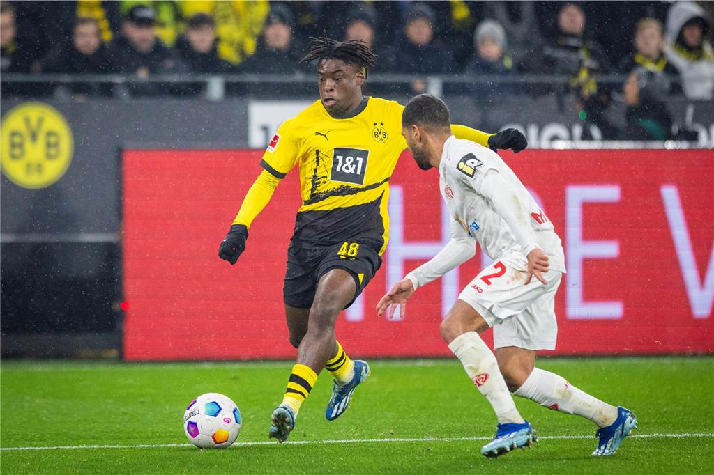 BVB-U23-Trainer Jan Zimmermann kündigt an:: „Wir ändern Strukturen für die Talent-Entwicklung“ Samuel Bamba schießt den Ball.