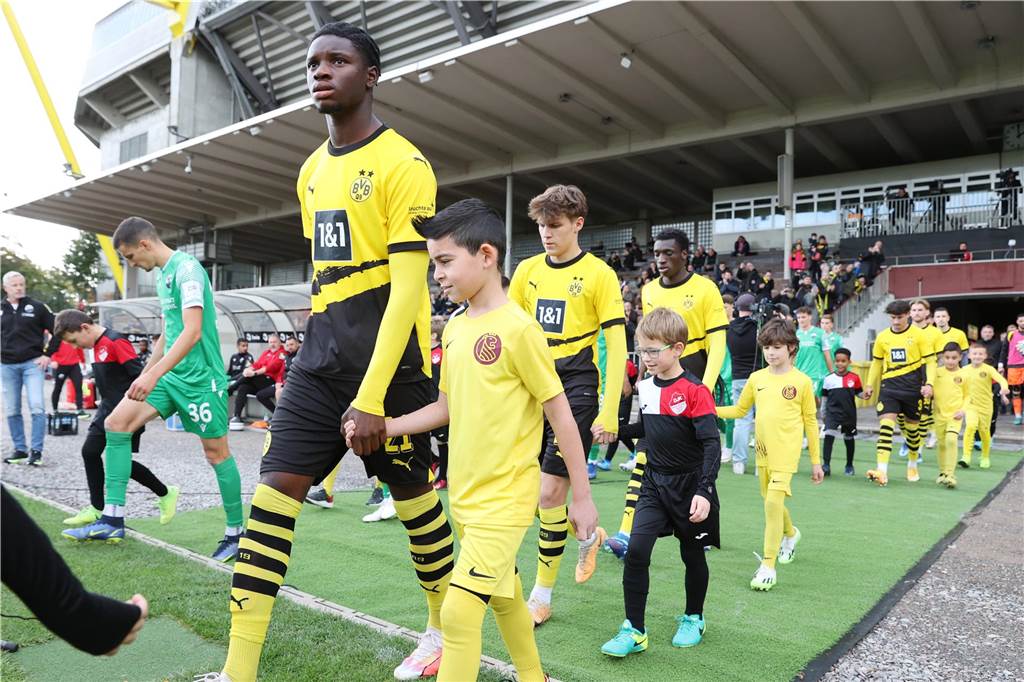 BVB-Youngster Hendry Blank über seinen Aufstieg: „Sehe keinen Grund, die große Show zu machen“ Hendry Blank betritt zusammen mit einem Einlaufkind den Rasen im Stadion Rote Erde.