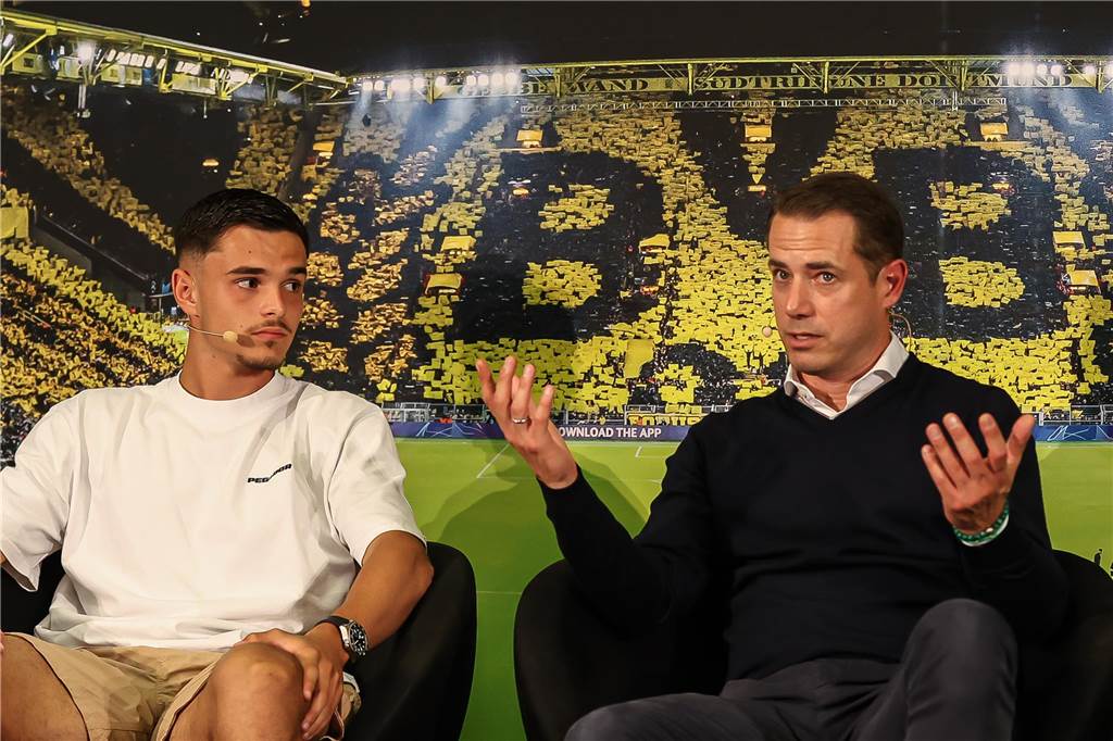 BVB-Profi Kjell Wätjen wird von kleinem Jungen überrascht: „Da war ich perplex“ Kjell Wätjen zusammen mit Lars Ricken.