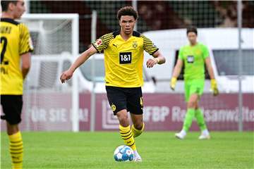 BVB-Youngster Nnamdi Collins verdrehte sich beim Testspiel gegen Bochum das Knie.